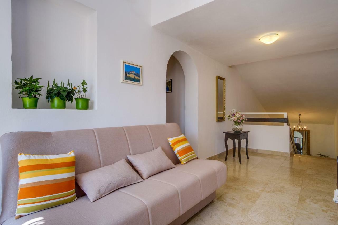 מאלי לוסיניי Apartments Mirella מראה חיצוני תמונה