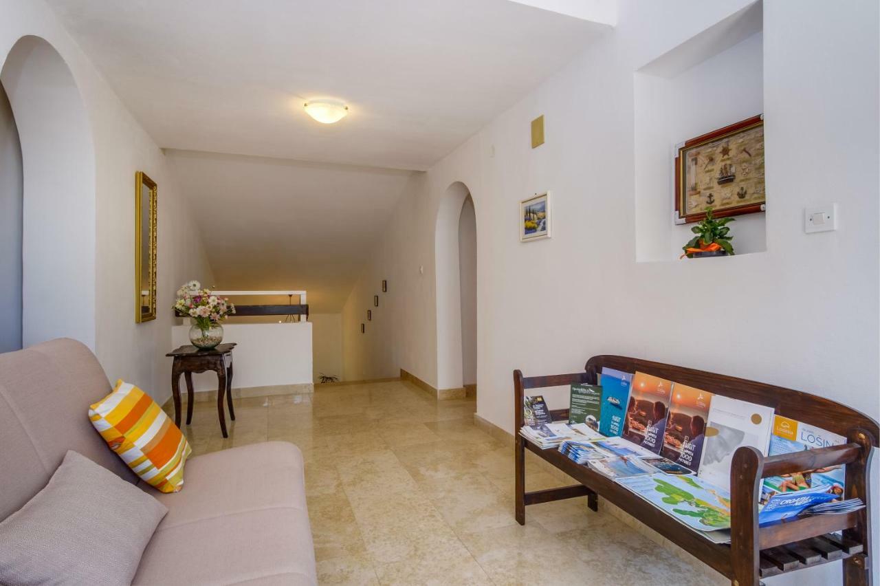 מאלי לוסיניי Apartments Mirella מראה חיצוני תמונה
